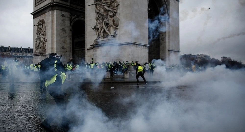 Νίκησαν τα «κίτρινα γιλέκα» – Η Γαλλία εγκαταλείπει πλήρως το σχέδιο αύξησης της φορολογίας στα καύσιμα